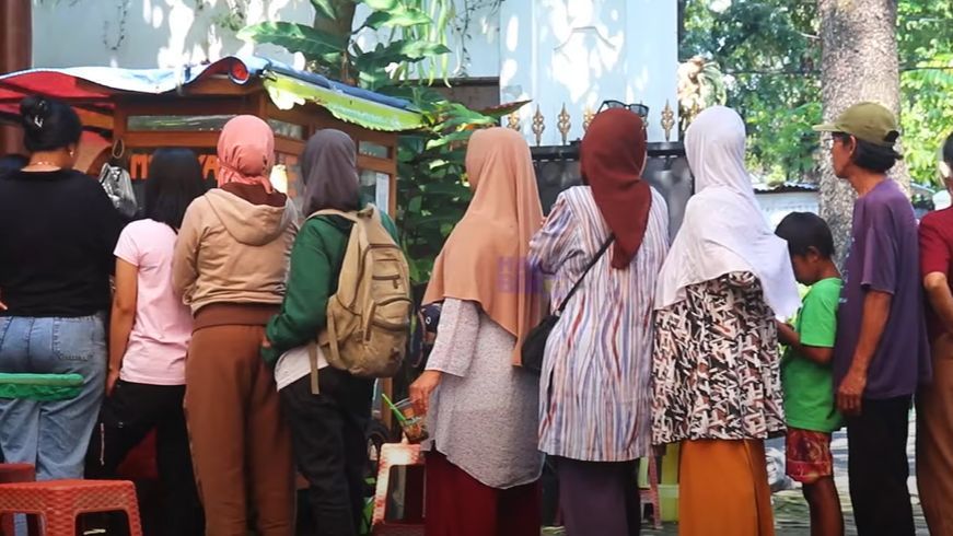 Momen Idul Adha, Mayjen Kunto Arief dan Istri Undang Para Pemulung Untuk Makan Bersama