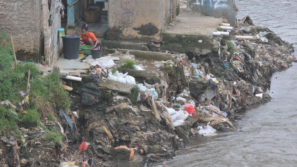 FOTO: Penampakan Deretan Bangunan Kumuh Memadati Bantaran Kali Ciliwung di Tengah Kemiskinan yang Semakin Bertambah