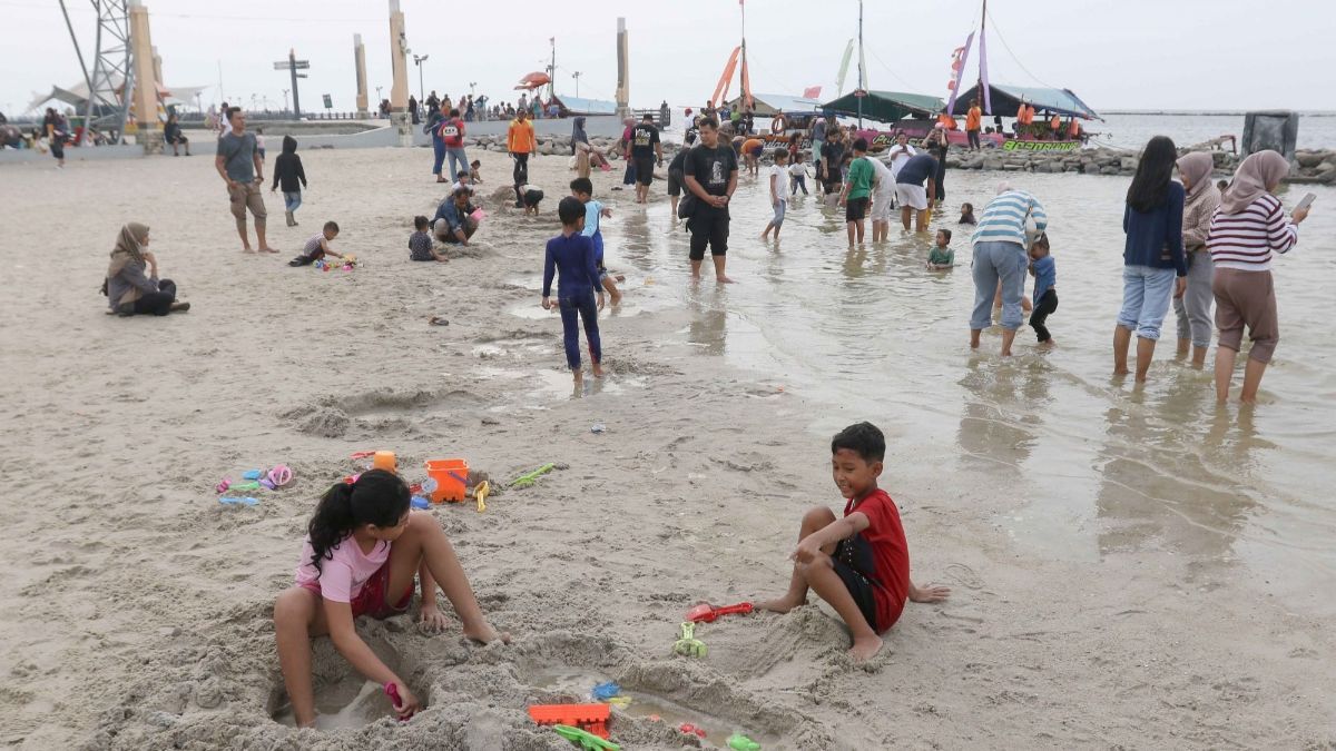 FOTO: Cuti Bersama Iduladha, 22.000 Pengunjung Habiskan Waktu Liburan di Pantai Ancol