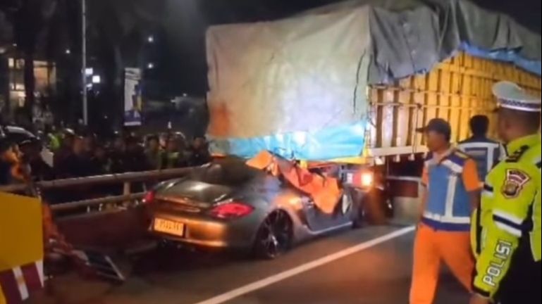 Porsche Seruduk Truk di Tol Dalam Kota, Pengemudi Tewas