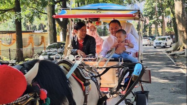 Nikmati Masa Pensiun, Mantan Kasad Ajak Cucu Jalan-Jalan Naik Delman Seru Banget