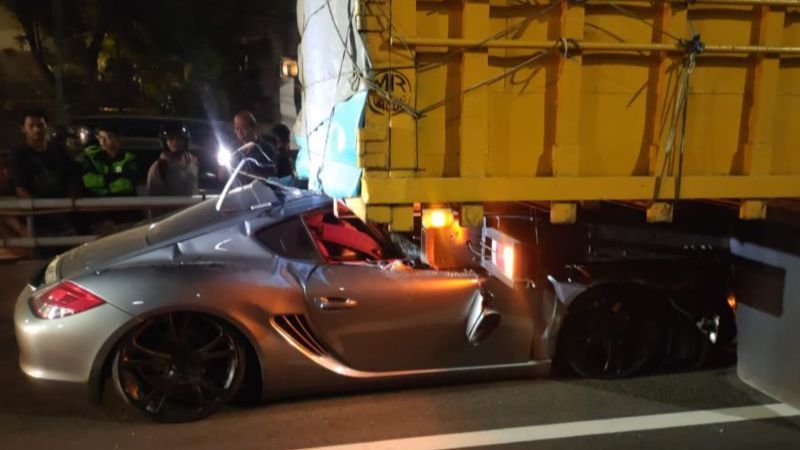 Kronologi Sopir Porsche Tabrak Truk dari Belakang hingga Tersangkut & Terseret 150 Meter