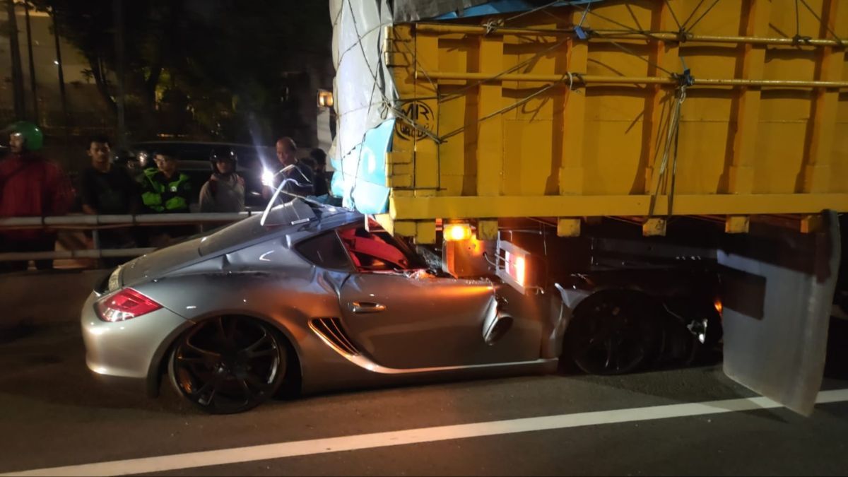 Kronologi Lengkap Kecelakaan Maut Porsche Tabrak Truk Sampai Tersangkut 150 Meter