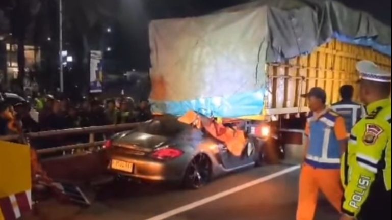 Sopir Truk Cerita Detik-Detik Ditabrak Porsche di Tol Dalam Kota: Saya Turun Ada Mobil Nempel