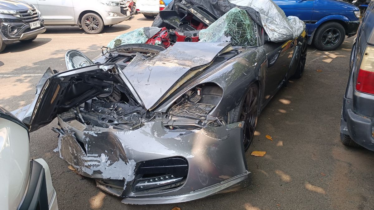 Ini Penampakan Porsche Cayman usai Tabrak Truk dari Belakang, Ringsek Parah