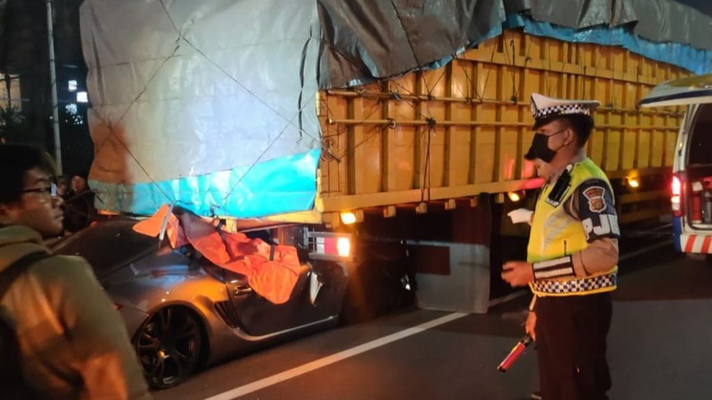 Porsche Ringsek Tabrak Truk di Tol Dalam Kota, Harganya Fantastis