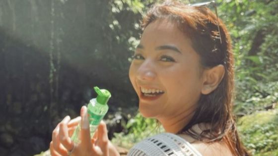 Sedia Minyak Kayu Putih Jadi Sorotan, 7 Foto Seru Liburan Glenca Chysara Main di Curug