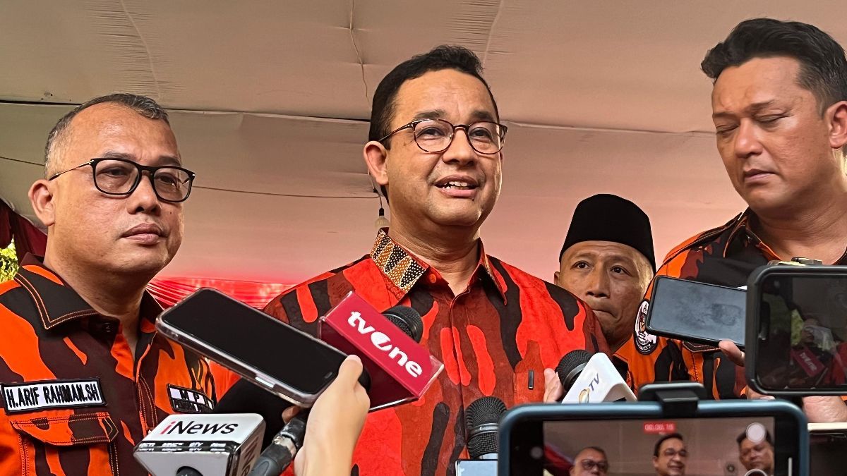 Senyum Anies Baswedan Tanggapi Isu Cawe-Cawe Jokowi di Pilkada Jakarta 2024