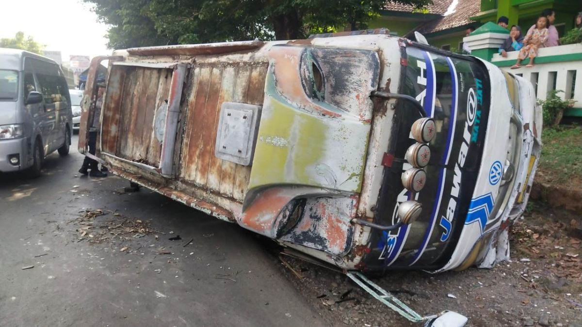 Diduga Rem Blong, Bus Angkut Rombongan Pelajar Terguling di Jalan Raya Jepara Bangsri