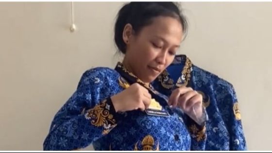 Momen Seorang Ayah Lihat Putrinya Coba Seragam ASN Baru Miliknya Ini Viral, Tatapannya Penuh Rasa Bangga