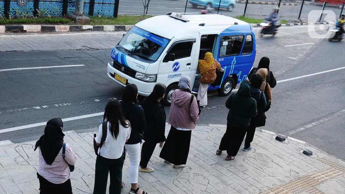 PT Transjakarta Pecat Pramudi Mikrotrans JakLingko Ugal-ugalan Sebabkan Pelajar Terjatuh