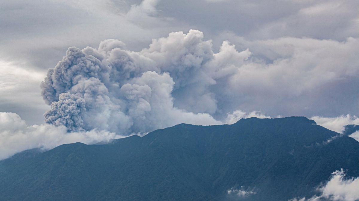 Gunung Marapi Kembali Erupsi, Tinggi Abu Vulkanik Capai 1.000 Meter di Atas Puncak