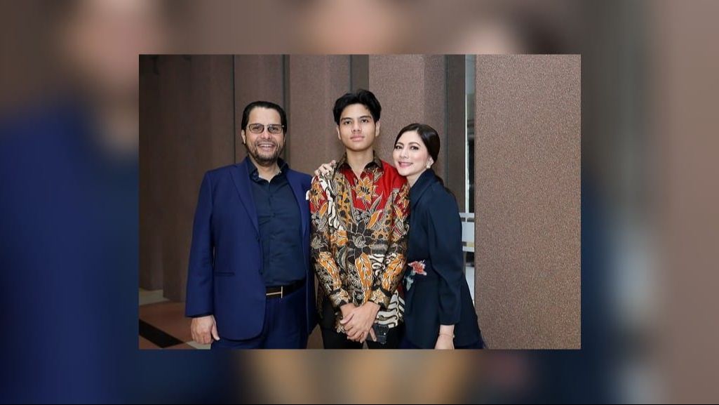 Potret Ganteng Xavier Putra Cut Keke di Momen Wisuda, Penampilannya Bikin Salfok