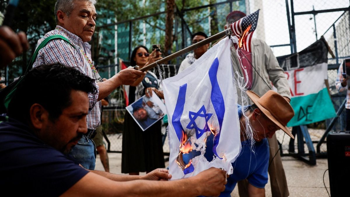 FOTO: Kecam Serangan Israel ke Rafah, Warga Pro-Palestina di Meksiko Bakar Bendera Amerika dan Israel