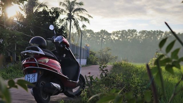 Untuk menjaga keselamatan, penting untuk tetap fokus saat mengendarai motor matic di jalanan menurun yang curam.