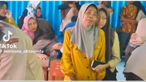 Putar Video saat Pembagian Rapor, Aksi Wali Kelas Ini Bikin Para Orang Tua Murid Banjir Air Mata