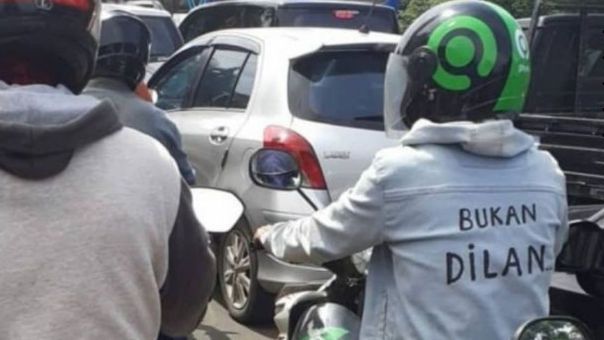 10 Potret Pemotor Pakai Jaket Kelewat Nyeleneh, Curi Perhatian Pengendara Lain