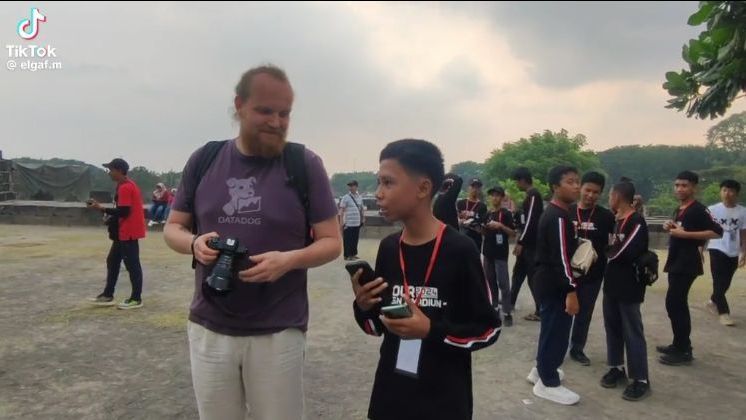 Video Tugas Sekolah Anak SMP untuk Wawancara Bule Ini Viral, Tuai Pujian