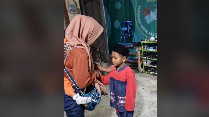 Jadi Anak Asuh Polisi, Begini Momen Bocah Yatim Dijenguk Ibunya Diberi Nasihat Bikin Haru