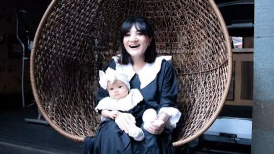 Outfitnya Kompak, 8 Foto Kiki Amalia Momong Anak!