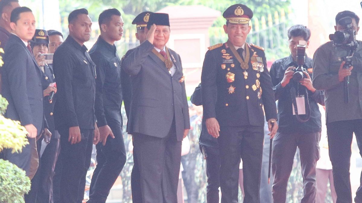 FOTO: Senyum Prabowo Terima Tanda Kehormatan Bintang Bhayangkara Utama di Mabes Polri