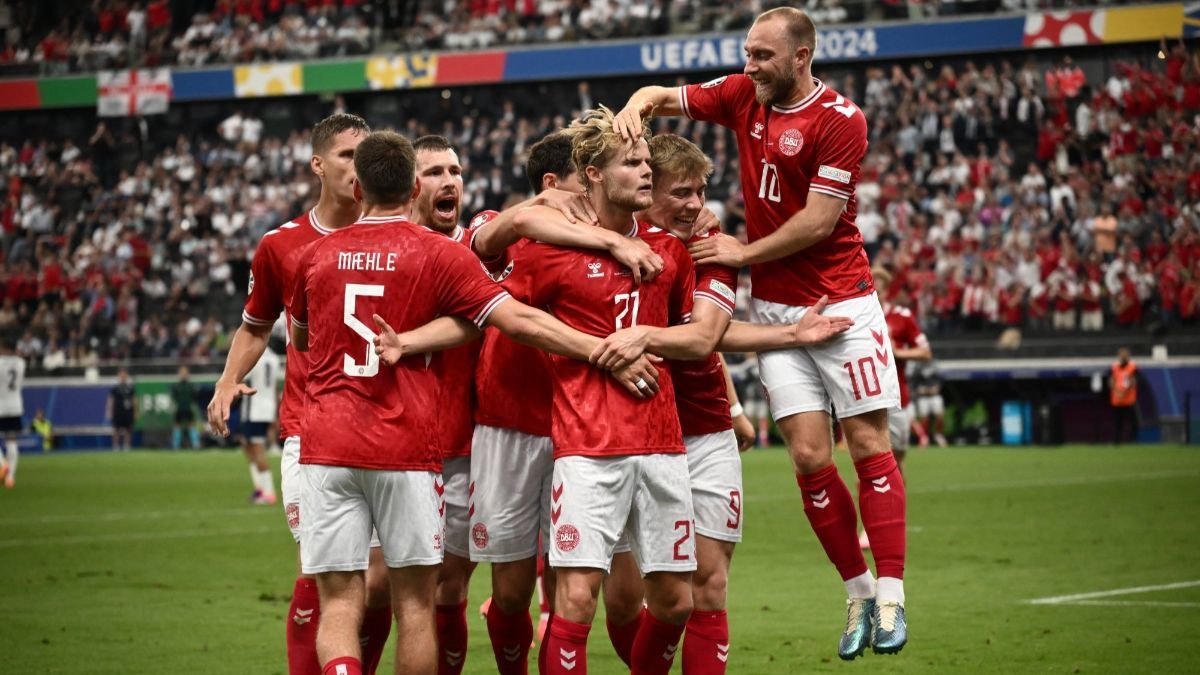 FOTO: Tahan Imbang Inggris, Gol Dahsyat Hjulmand Jaga Asa Denmark Lolos 16 Besar Euro 2024