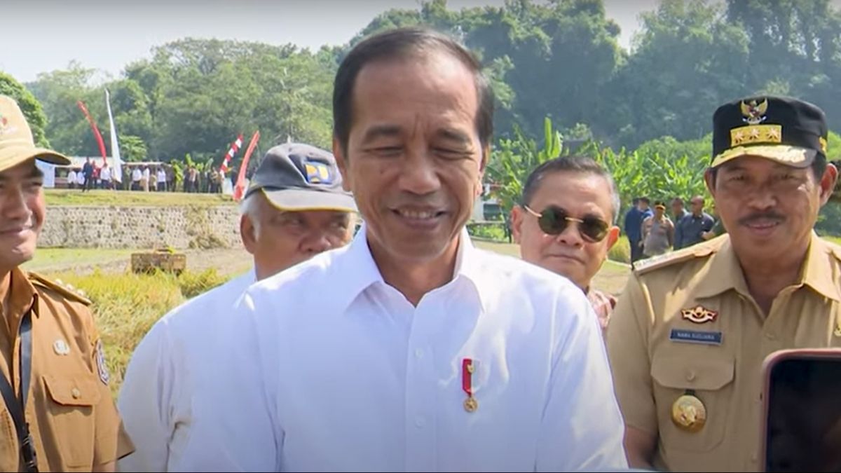 Senyum Jokowi Saat Ditanya Soal Pejudi Terima Bansos: Enggak Ada