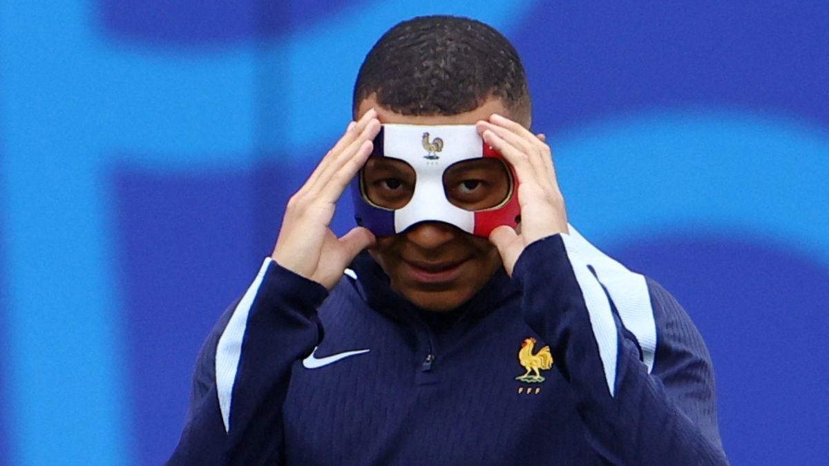 FOTO: Penampilan Terbaru Kylian Mbappe Pakai Topeng Pelindung di Euro 2024, Siap Bela Prancis Lawan Belanda?