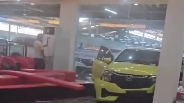 Viral Honda Brio Hilang Kendali dan Tabrak Pintu Kaca Showroom di Palembang