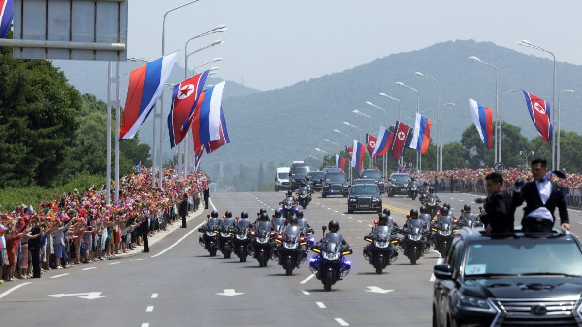 Viral Korut Ramai Pasang Bendera Rusia & Foto Putin, Warganet Malah Salfok ke Kondisi Jalanan hingga Kota di Korea Utara