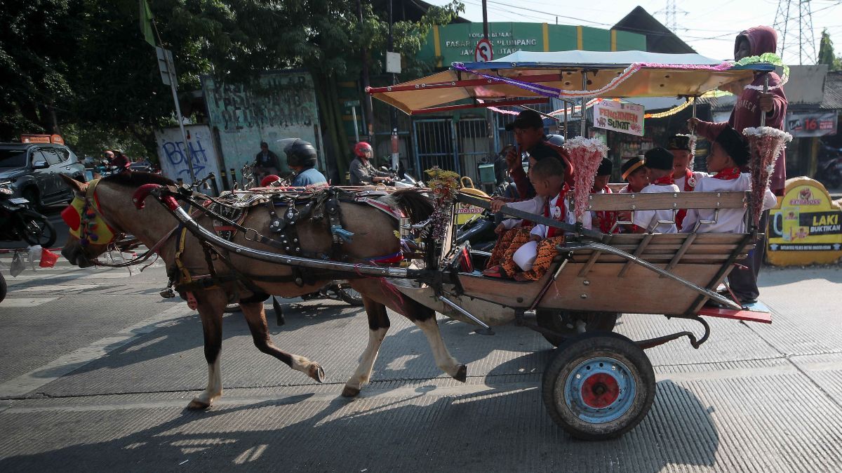 FOTO: Meriahnya Arak-arakan Puluhan Penganten Sunat Sambut HUT ke-497 DKI Jakarta