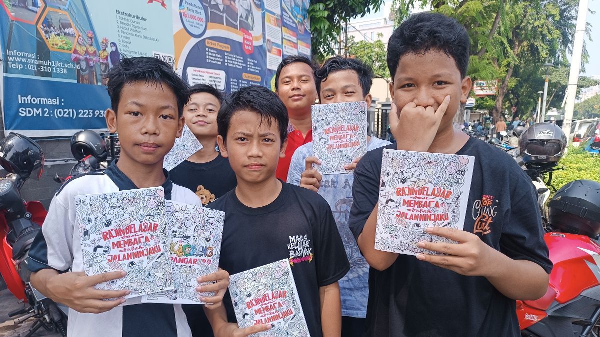 Kaesang Bagikan Buku Bertulis Namanya ke Siswa Sekolah di Jakarta