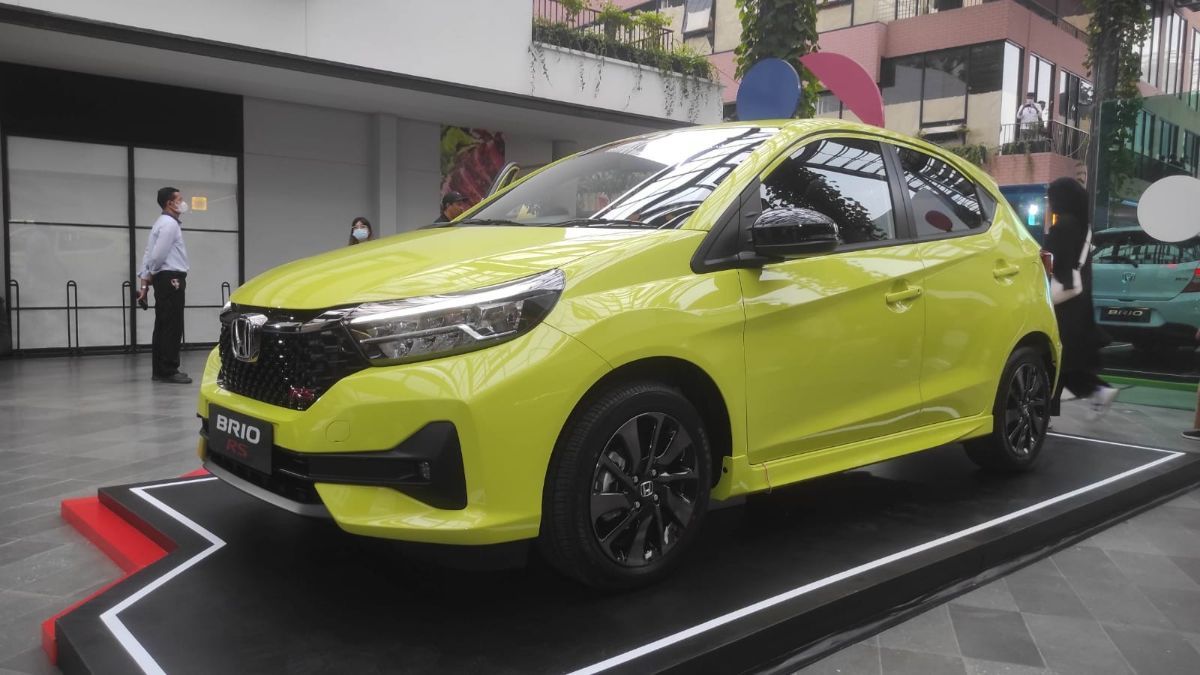 Viral Honda Brio Tabrak Pintu Kaca Showroom di Palembang Gara-Gara OB Terinjak Gas