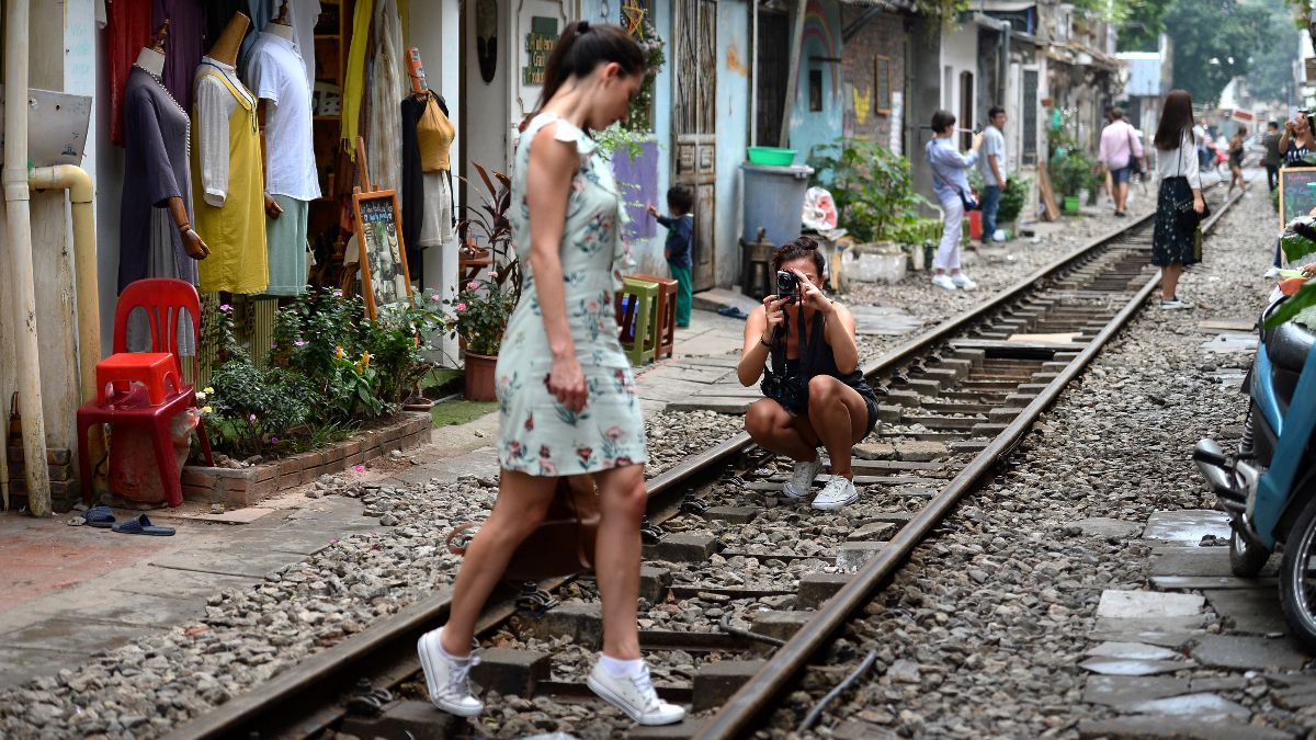 Pemilik Kafe Hanoi Didenda Rp4,8 Juta Karena Biarkan Turis Berfoto di Tengah Rel Kereta