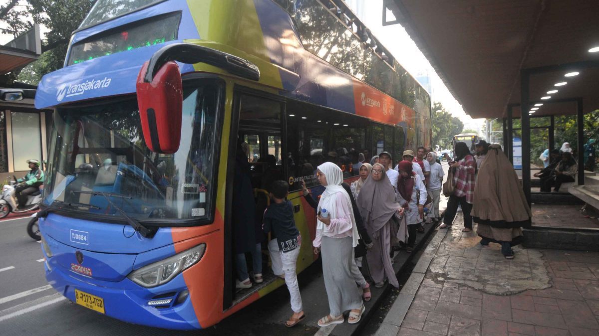 FOTO: Serunya Keliling Jakarta dengan Bus Wisata Atap Terbuka, Begini Cara Naiknya!