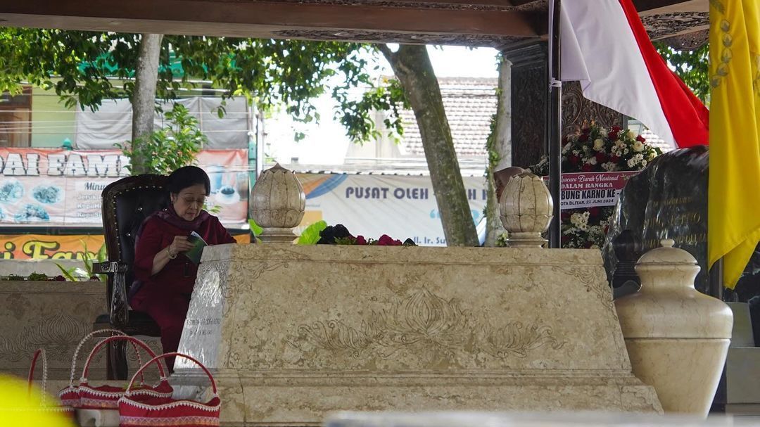 Intip Momen Khusyuk Megawati dan Puan Maharani Berdoa di Makam Bung Karno