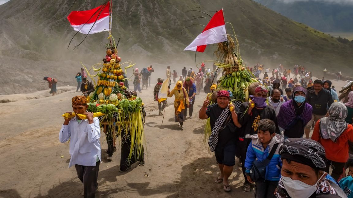 Potret Kawasan Wisata Bromo saat Yadnya Kasada 2024, Warga Tengger Khusyuk Berdoa Tak Terganggu Wisatawan