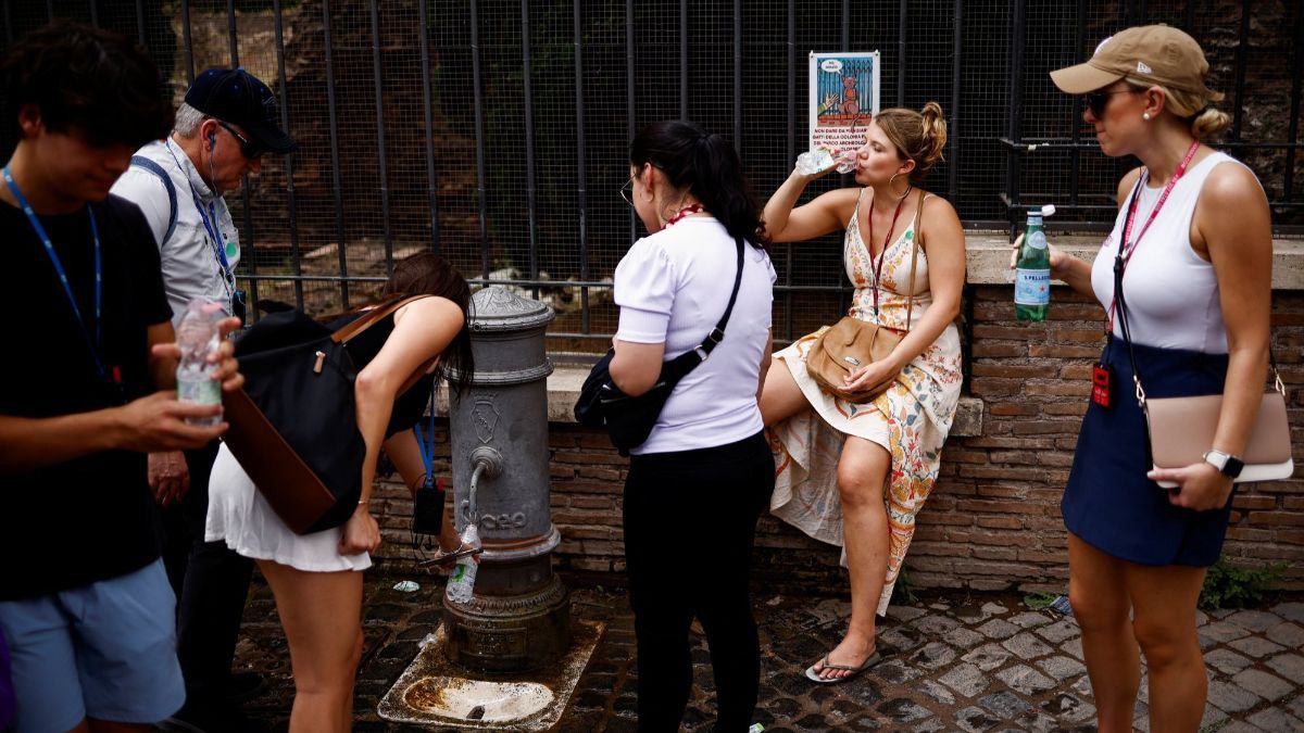 FOTO: Potret Gelombang Panas Eropa Menyiksa Turis-Turis di Roma Italia