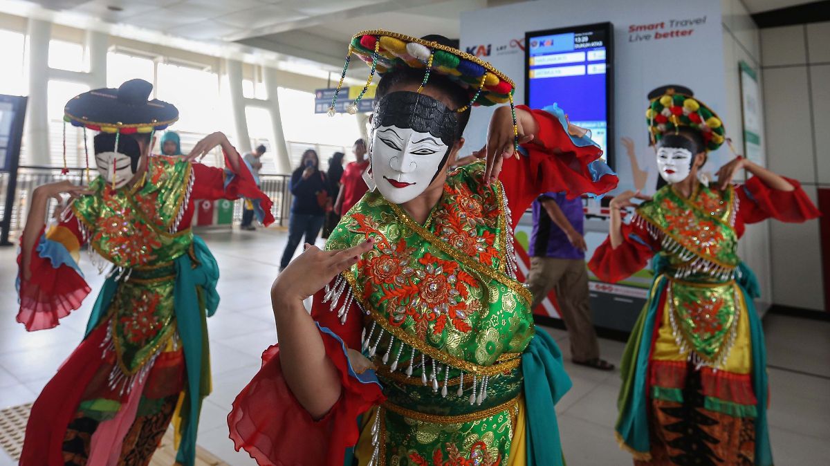 FOTO: Semarak HUT Jakarta, Tari Topeng Betawi Hibur Penumpang LRT Jabodebek