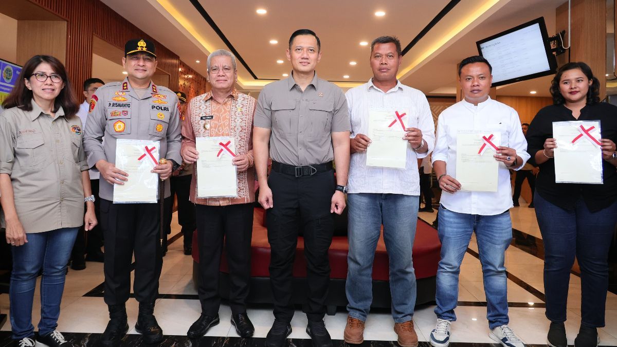 AHY Serahkan Sertifikat Tanah Wakaf hingga Hak Pengelolaan kepada Pemprov Kalbar dan Polri