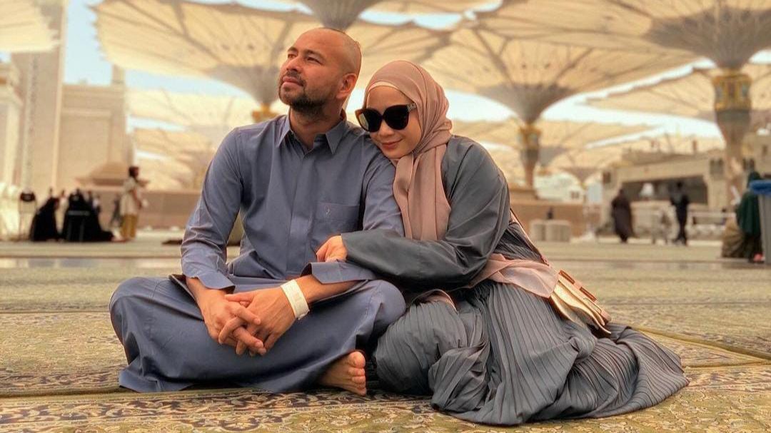 Deretan Foto Raffi Ahmad dan Nagita Slavina di Masjid Nabawi, Ibunda Rafathar Didoakan Tak Lepas Hijab