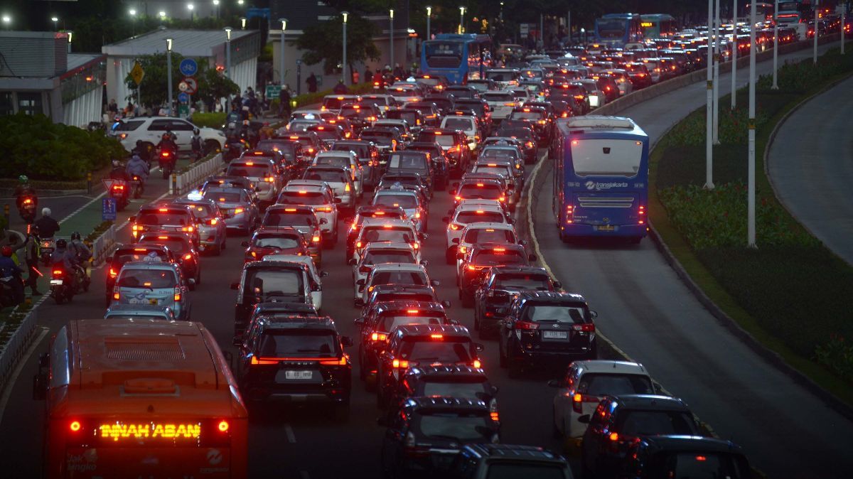 Cara Efektif Mengatasi Pecah Ban Mobil Saat Berkendara di Kecepatan Tinggi