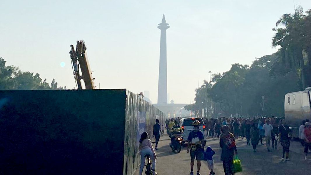 Suasana Kawasan Monas Minggu Pagi Seusai Perayaan Puncak HUT Jakarta