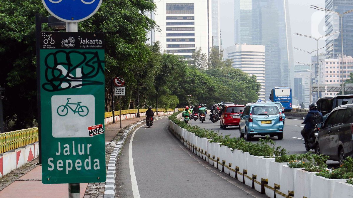 Viral Bocah Tak Gentar Halangi Pengendara Motor di Jalur Sepeda