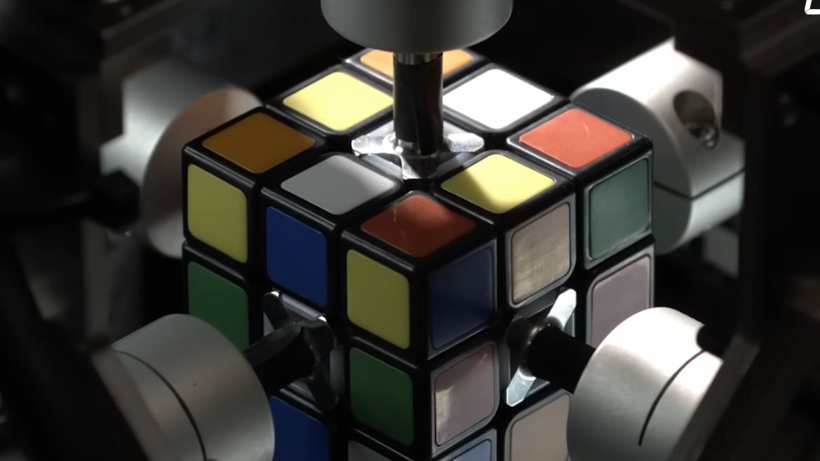 Robot AI Ini Selesaikan Rubik dalam Satu Kedipan Mata