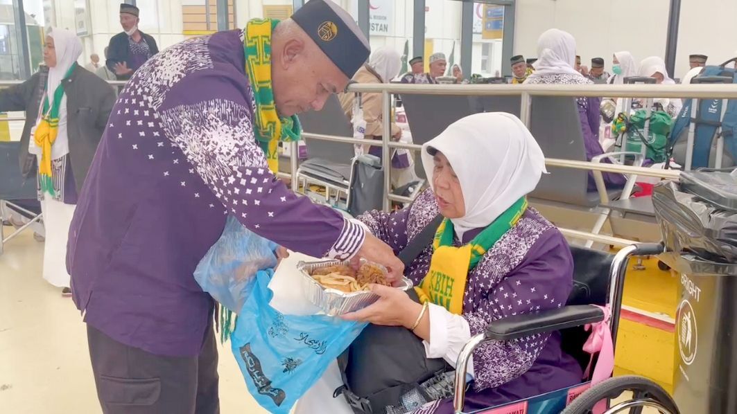 Sebelum Bertolak ke Indonesia, Jemaah Haji Dapat Makanan Viral Gratis di Bandara KAIA Jeddah