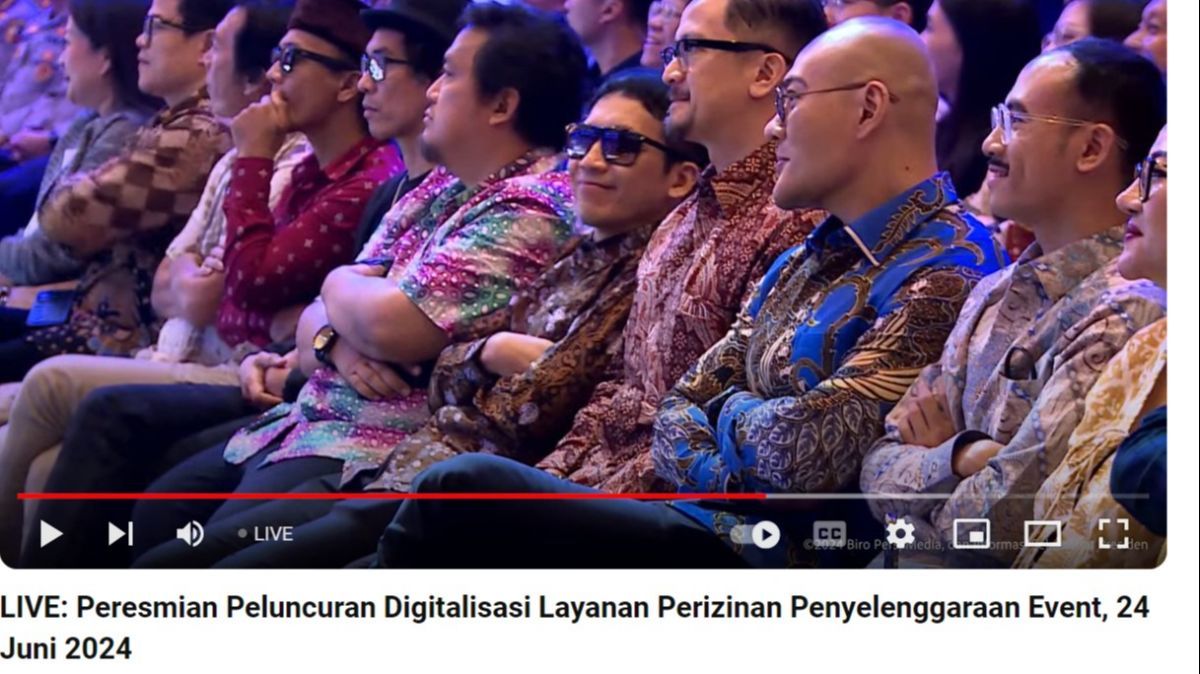 Tertangkap Kamera! Senyum Desta & Deddy Corbuzier saat Jokowi Sentil Ruwetnya Perizinan Event