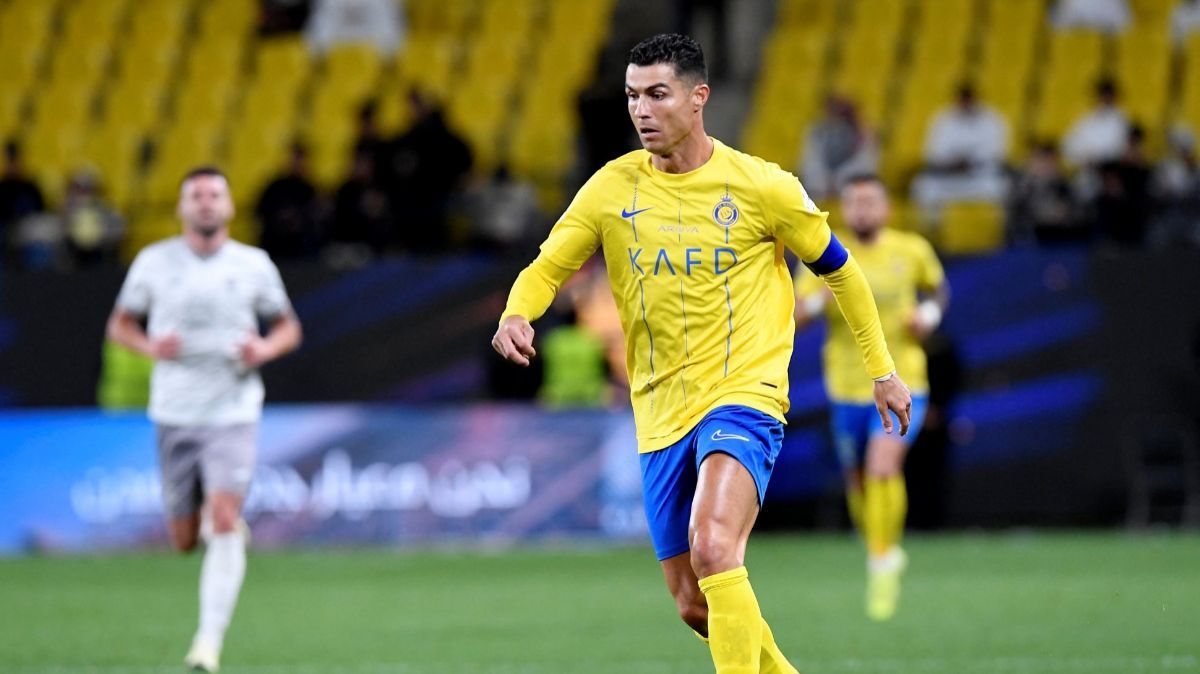 Momen Bocah Cewek Pendamping Sepak Bola Usap Badan Cristiano Ronaldo, Reaksinya Salting Bikin Gemas