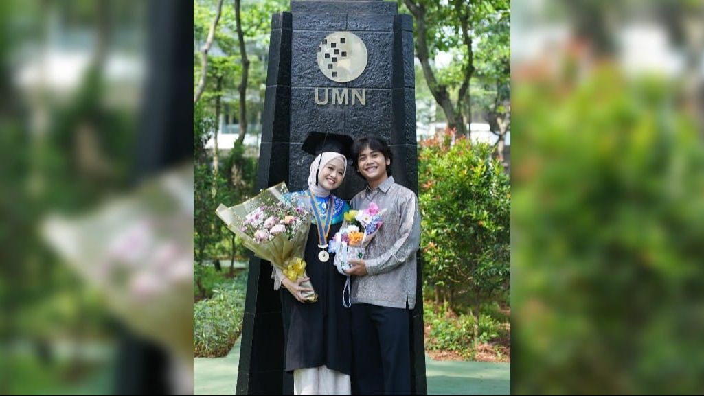 7 Momen Bintang Emon Dampingi Sang Istri yang Wisuda S2: Walaupun Ijazah Kita Tidak Setara, Aku Tetap Terima Kamu Apa Adanya