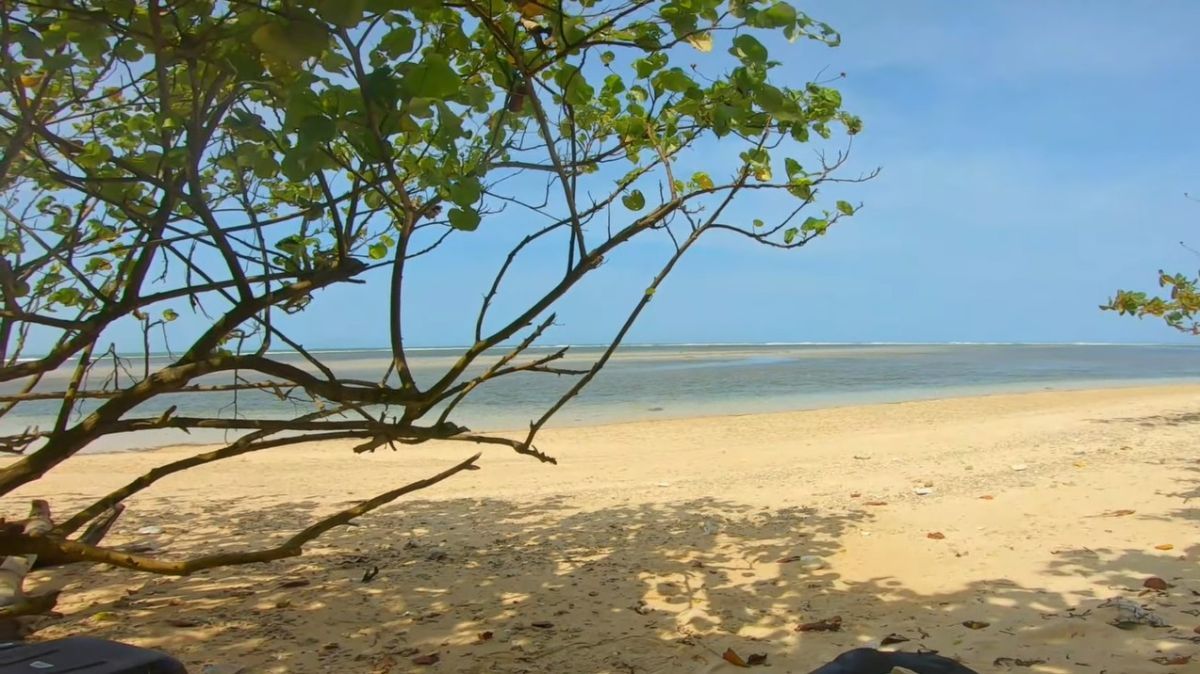 Pesona Pantai Tenda Biru di Sukabumi, Pasirnya Putih hingga Berasa Kolam Renang Pribadi